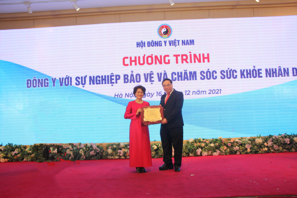 Bà Nguyễn Thị Hương Liên, Phó Tổng Giám đốc Sao Thái Dương nhận bằng khen của Chủ tịch Hội Đông y Việt Nam - PGS.TS Đậu Xuân Cảnh