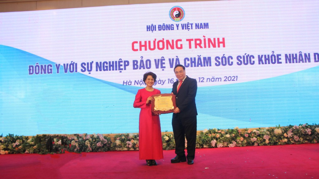 Sao Thái Dương vinh dự nhận bằng khen của Hội Đông y Việt Nam