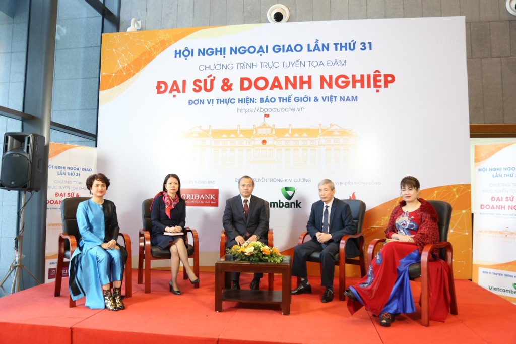 Bà Nguyễn Thị Hương Liên ( Váy Xanh bên trái) trao đổi với các doanh nghiệp tại hội nghị ngoại giao lần thứ 31