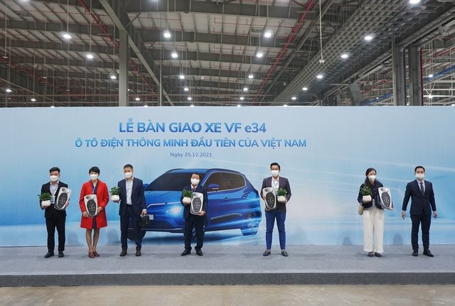 Ông Lê Xuân Tuyến vinh dự là một trong những người Việt Nam đầu tiên sở hữu ô tô điện thông minh VinFast VF e34.
