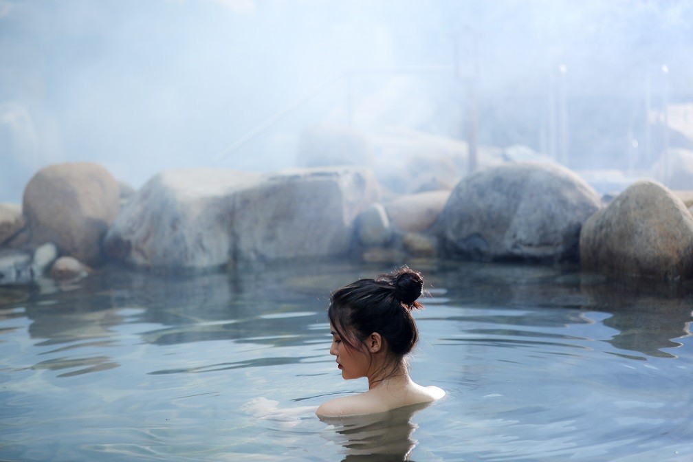 Các khu onsen của Nhật thường đặt giữa thiên nhiên