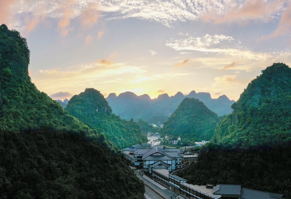 Yoko Onsen Quang Hanh nằm giữa thung lũng trong lành