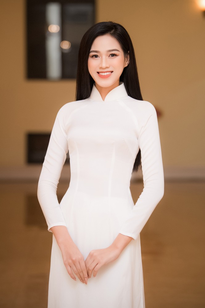 Đảm nhận cương vị mới, Đỗ Thị Hà khoe vẻ đẹp tinh khôi trong tà áo dài trắng - ảnh 4