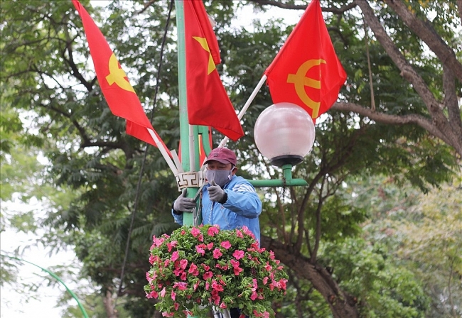 Hà Nội chỉnh trang vườn hoa, cây cảnh trước Đại hội lần thứ XIII của Đảng