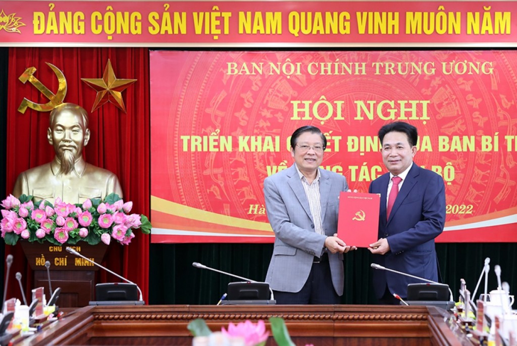 Trưởng Ban Nội chính Trung ương Phan Đình Trạc trao quyết định và chúc mừng ông Nguyễn Văn Yên.