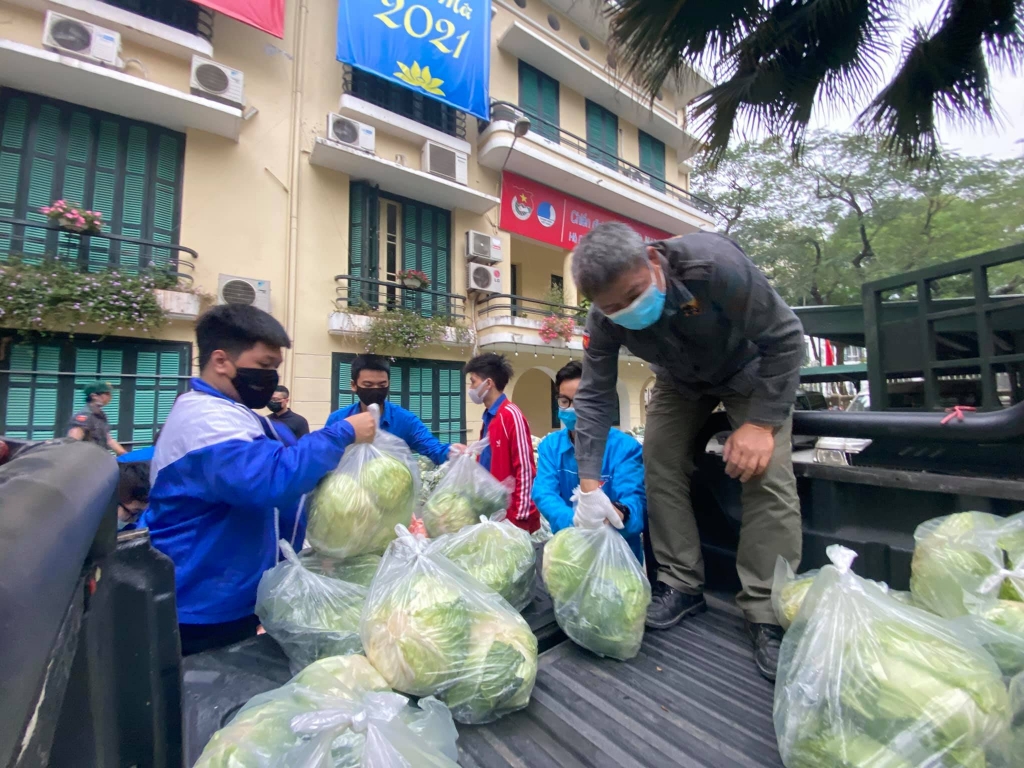 Thành đoàn Hà Nội triển khai 6 điểm tiêu thụ nông sản giúp nông dân Hải Dương