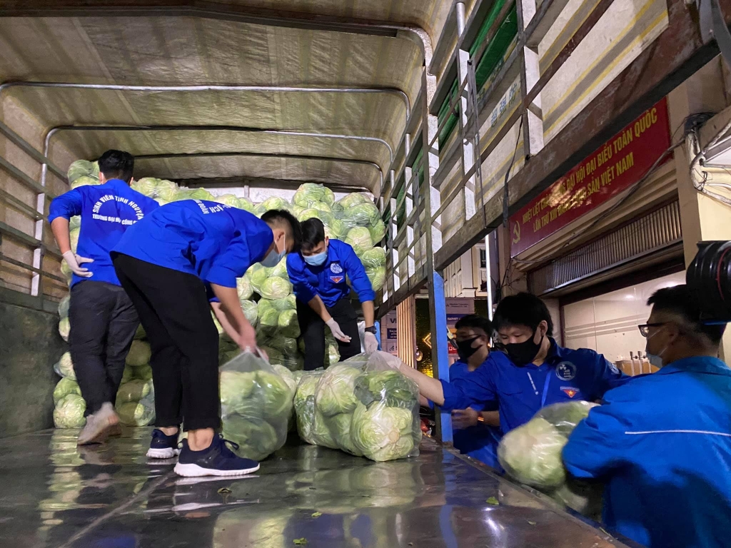 Thành đoàn Hà Nội triển khai 6 điểm tiêu thụ nông sản giúp nông dân Hải Dương