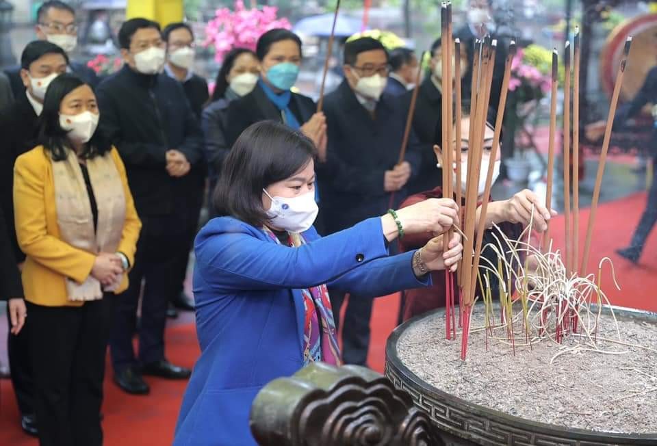 Ủy viên Trung ương Đảng, Phó Bí thư Thường trực Thành ủy Nguyễn Thị Tuyến dâng dương