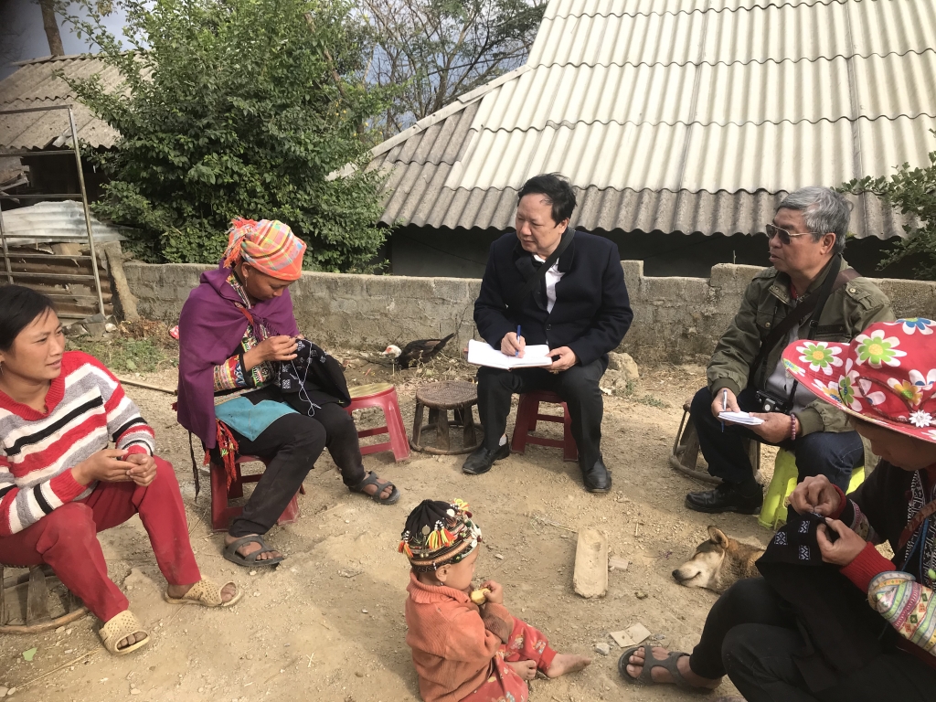 Nhà báo Tào Khánh Hưng (giữa) cùng đồng nghiệp trong một chuyến công tác tại bản người Mông xã Sùng Phài, TP. Lai Châu, tỉnh Lai Châu.