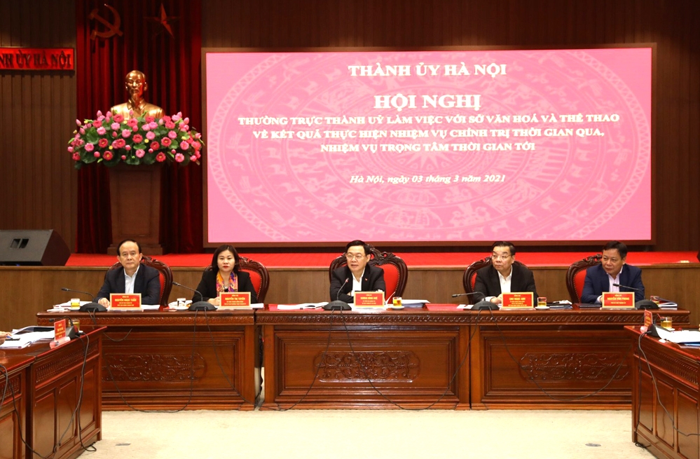 Các đồng chí Thường trực Thành ủy Hà Nội chủ trì hội nghị.