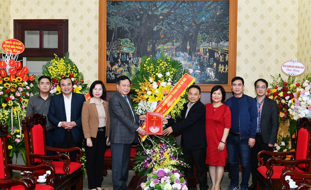 Phó Bí thư Thành ủy Nguyễn Văn Phong chúc mừng tập thể Báo Nhân dân