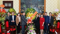 Phó Bí thư Thành ủy Nguyễn Văn Phong chúc mừng báo Nhân Dân