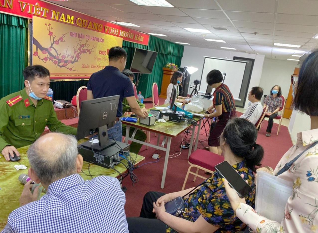 Các phường bố trí điểm ở khu chung cư, nhà văn hóa để người dân tập trung làm căn cước gắn chíp