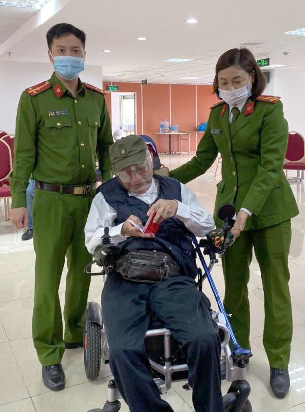 Những người cao tuổi được các chiến sĩ tận tình giúp đỡ, hỗ trợ