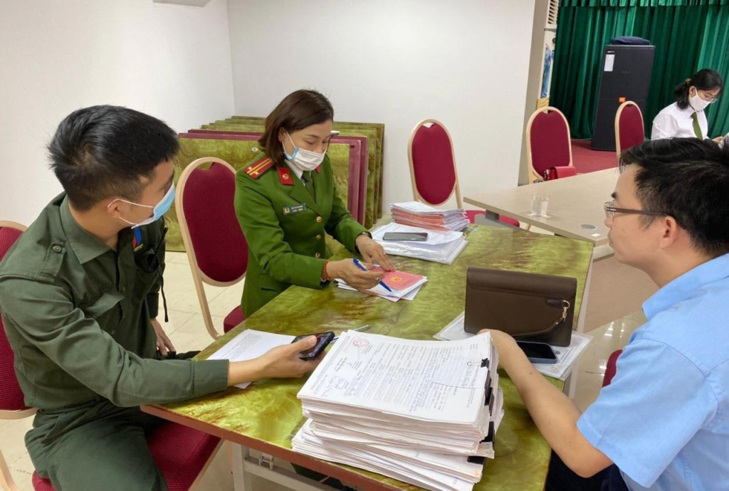 Các chiến sĩ tận tình hướng dẫn và giải quyết thủ tục làm căn cước cho nhân dân (Trong ảnh: Điểm cấp căn cước gắn chíp lưu động tại phường Thanh Xuân Trung)