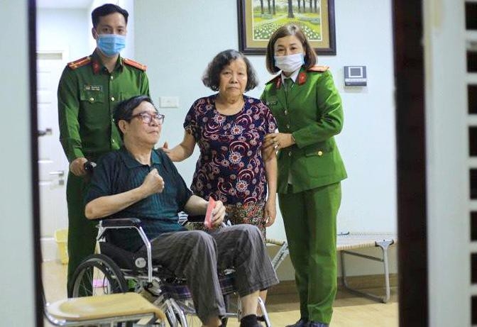 Những trường hợp người cao tuổi sức khỏe yếu các chiến sĩ đến tận nhà để làm thủ tục cấp căn cước