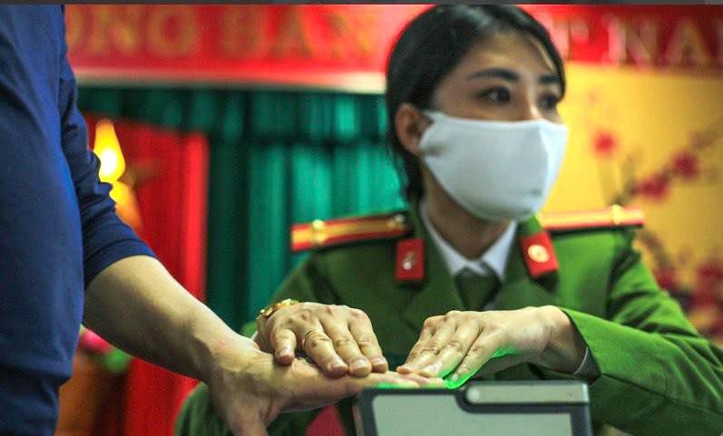 Nữ chiến sĩ lấy vân tay cho người dân