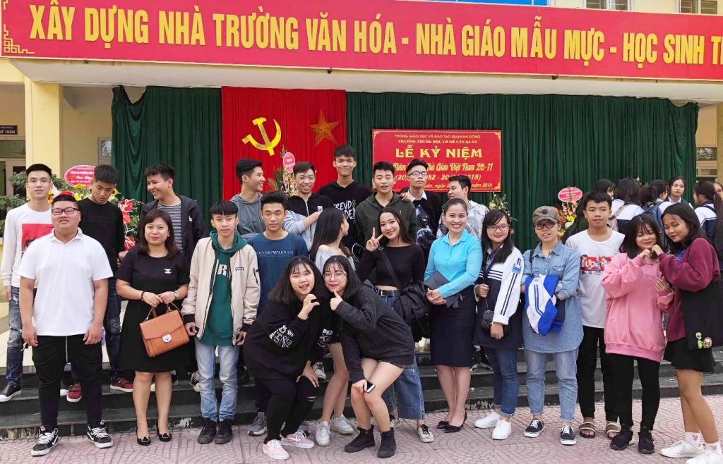 Cô giáo  Đỗ Hải Hòa (áo xanh) nguyên mẫu trong ca khúc “Tự hào cô giáo trẻ” với các em học sinh Trường THCS Văn Quán, quận Hà Đông, thành phố Hà Nội