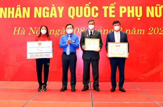 Anh Nguyễn Anh Tuấn cũng đã trao thưởng 200 triệu đồng của T.Ư Đoàn đến đội tuyển nữ Việt Nam. Ảnh: BTC