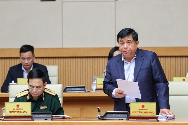 Bộ trưởng Bộ Kế hoạch và Đầu tư Nguyễn Chí Dũng trình bày báo cáo tại phiên họp - Ảnh: VGP/Nhật Bắc
