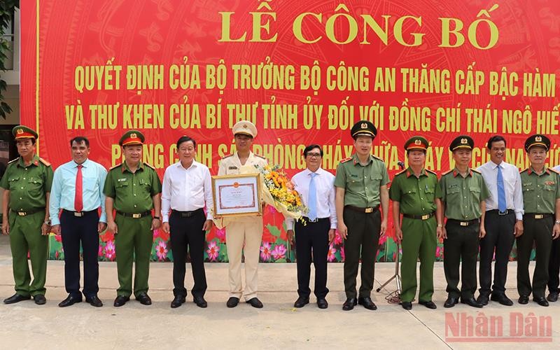 Lãnh đạo Tỉnh ủy, Ủy ban nhân dân tỉnh Đồng Nai chúc mừng đồng chí Thái Ngô Hiếu.