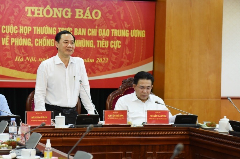 Phó Trưởng Ban Nội chính Trung ương Nguyễn Thái Học thông tin tại buổi họp báo.