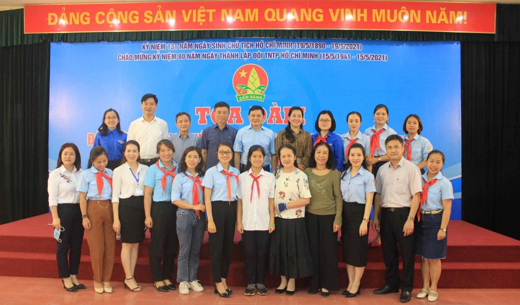 Các đại biểu chụp ảnh lưu niệm tại tọa đàm “Đổi mới phương thức hoạt động Đội TNTP Hồ Chí Minh thành phố Hà Nội trong tình hình hiện nay” nhân  kỉ niệm 80 năm Ngày thành lập Đội TNTP Hồ Chí Minh (15/5/1941 – 15/5/2021)