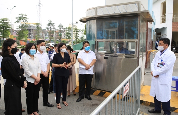 Phó Bí thư Thường trực Thành ủy Nguyễn Thị Tuyến kiểm tra công tác phòng, chống dịch Covid-19 tại Bệnh viện K cơ sở Tân Triều