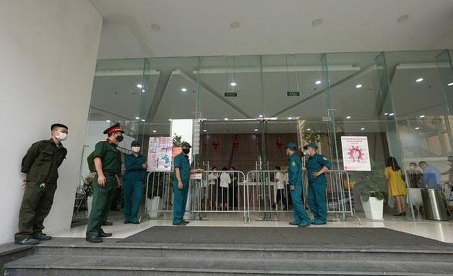 Tòa nhà 27 Lê Văn Lương nơi hai vợ chồng sinh sống đã bị phong tỏa