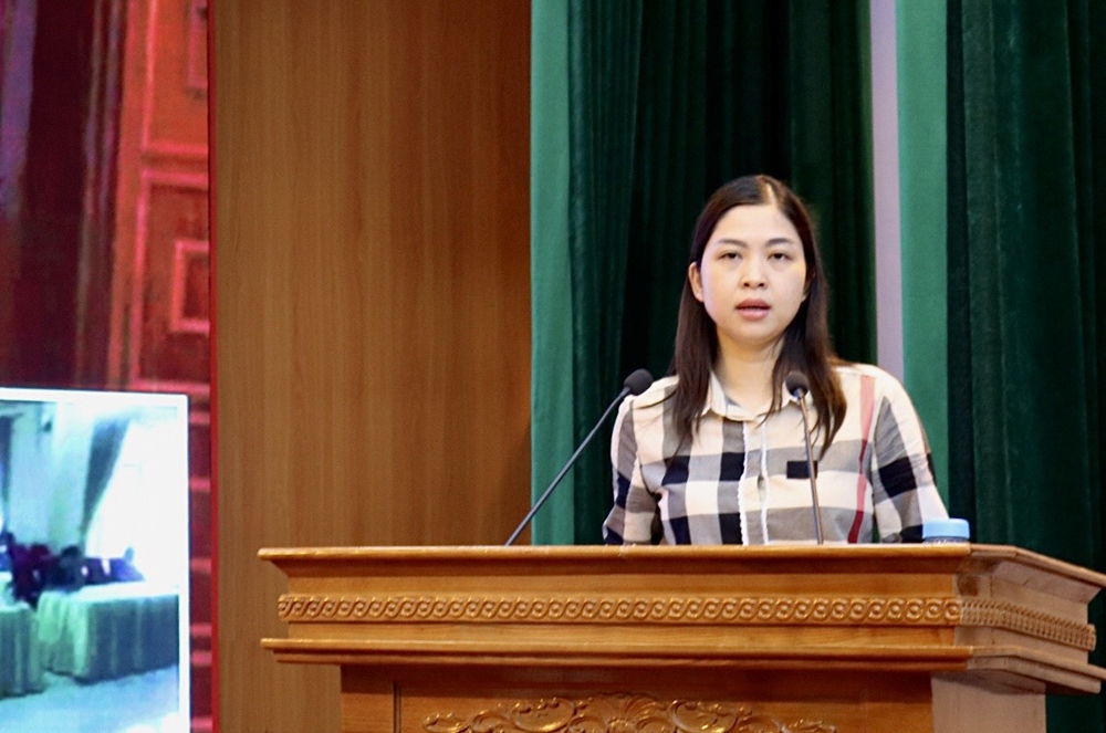 Bà Nguyễn Thị Hoài Thu, Quận ủy viên, Trưởng phòng Nội vụ quận Nam Từ Liêm phát biểu tại hội nghị.