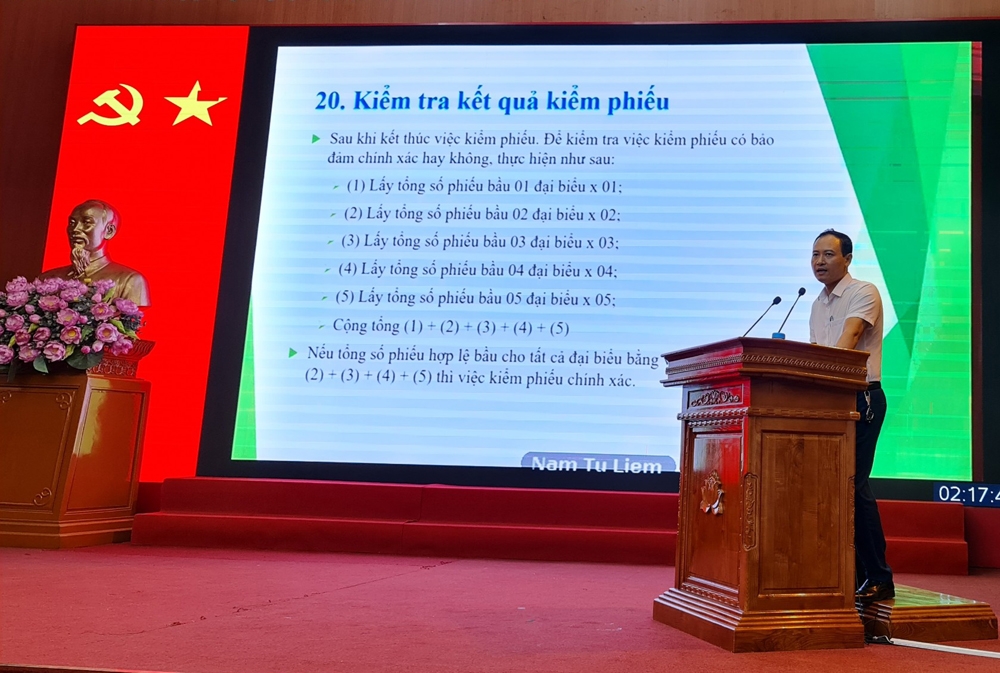 Phó vụ trưởng vụ xây dựng chính quyền sẽ phổ biến tới Hội nghị về nội dung Hướng dẫn các quy định về công tác bỏ phiếu, kiểm phiếu, các biểu mẫu biên bản kiểm phiếu theo quy định của Luật bầu cử. 