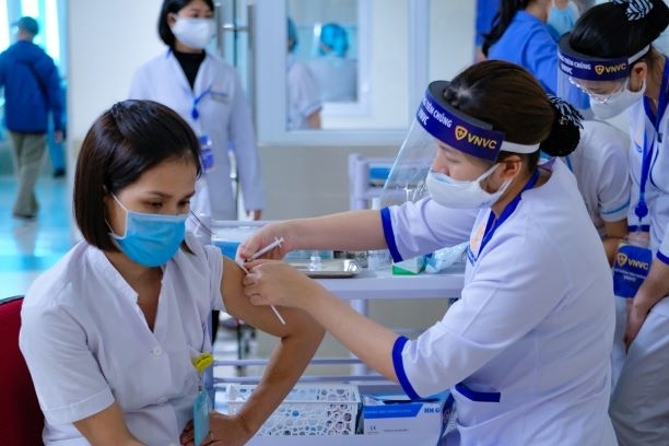 Cán bộ, nhân viên y tế thường xuyên tiếp xúc với người bệnh tại Bệnh viện Thanh Nhàn, Hà Nội được tiêm vắc xin COVID-19 sáng 9/3. 