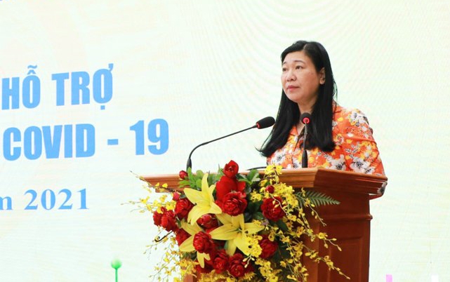 Chủ tịch Ủy ban MTTQ Việt Nam thành phố Nguyễn Lan Hương phát biểu tại buổi lễ