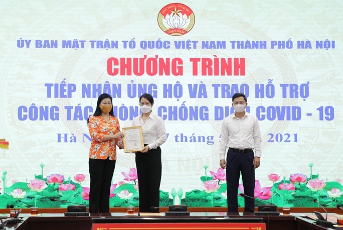 Chủ tịch Ủy ban MTTQ Việt Nam thành phố Nguyễn Lan Hương phát biểu tại buổi lễ