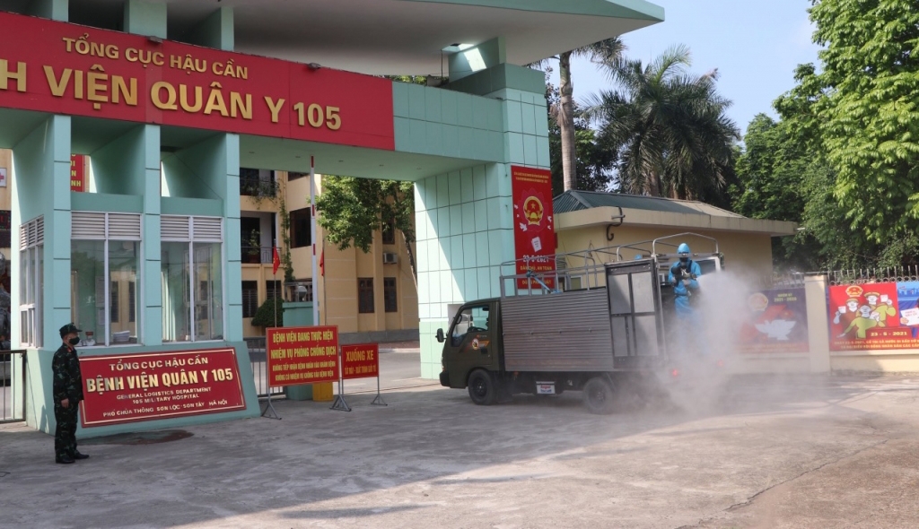 Công tác phun khử khuẩn được tiến hành trên toàn bộ khuôn viên bệnh viện