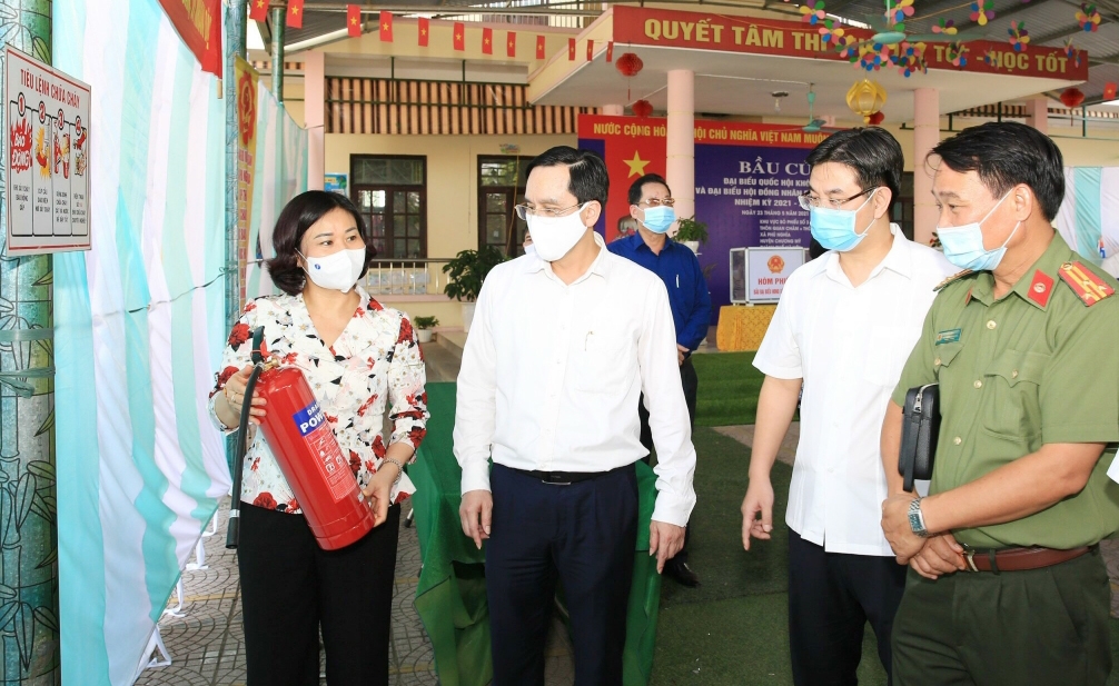 Phó Bí thư Thường trực Thành ủy Nguyễn Thị Tuyến kiểm tra tại một số điểm bầu cử trên địa bàn huyện Chương Mỹ