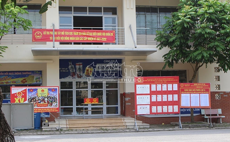Hòm phiếu được đặt tại trường Cao đẳng Nghề công nghệ cao Hà Nội để các cử tri đang thực hiện cách ly y tế bỏ phiếu