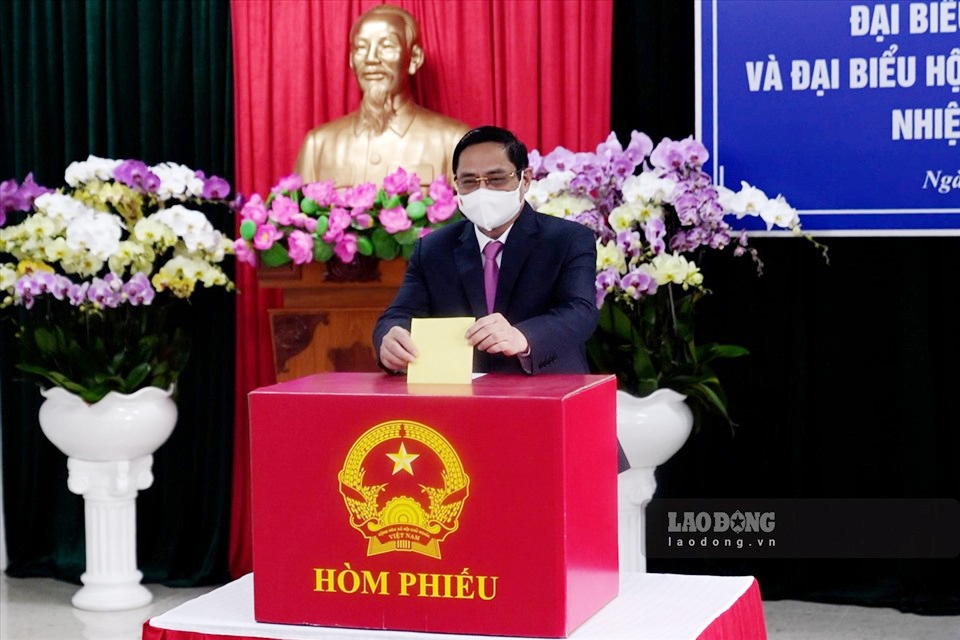 Thủ tướng Phạm Minh Chính tiến hành bỏ lá phiếu bầu cử vào thùng phiếu.