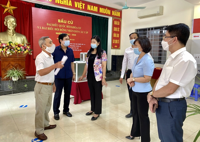 Chủ tịch UBMTTQ Việt Nam Thành phố Nguyễn Lan Hương kiểm tra tại khu vực bỏ phiếu số 10, phường Xuân La