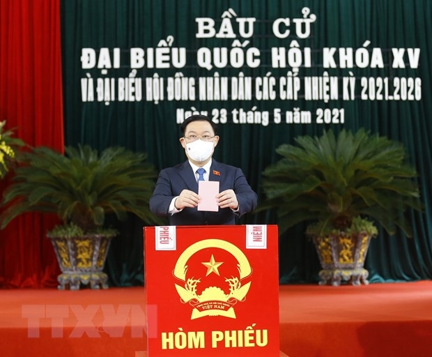 Chủ tịch Quốc hội Vương Đình Huệ bỏ phiếu tại khu vực bỏ phiếu số 1, thị trấn An Lão, huyện An Lão, thành phố Hải Phòng. (Ảnh: Doãn Tấn/TTXVN)
