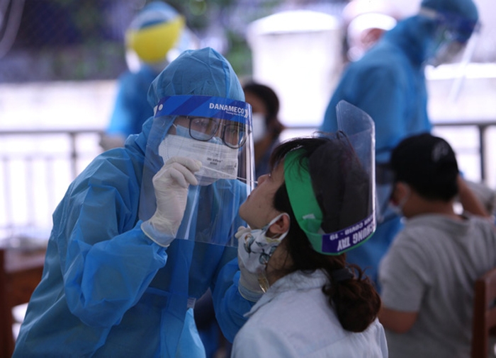 Nhân viên y tế lấy mẫu xét nghiệm cho công nhân tại Bắc Giang.
