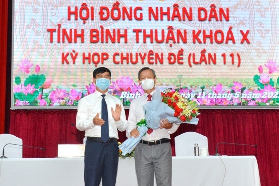 Ông Dương Văn An, Ủy viên T.Ư Đảng, Bí thư Tỉnh ủy Bình Thuận chúc mừng ông Phan Văn Đăng (người cầm hoa) được HĐND tỉnh Bình Thuận (khóa X) bầu giữ chức vụ Phó Chủ tịch UBND tỉnh Bình Thuận, nhiệm kỳ 2016-2021. 