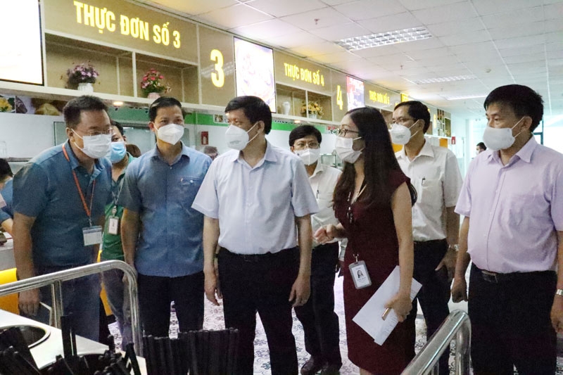 Bộ trưởng Y tế Nguyễn Thanh Long cùng đoàn công tác kiểm tra công tác phòng, chống dịch COVID-19 tại khu vực bếp ăn tập thể của công ty TNHH Khoa học kỹ thuật Goertek Vina.