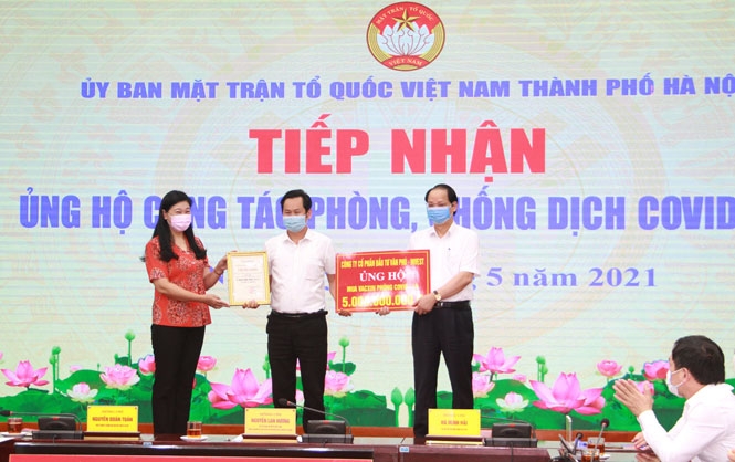 Chủ tịch Ủy ban MTTQ Việt Nam TP Nguyễn Lan Hương và Trưởng ban Dân vận TP Nguyễn Doãn Toản tiếp nhận ủng hộ của các doanh nghiệp