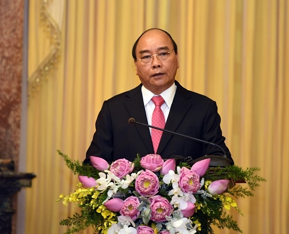 Chủ tịch nước Nguyễn Xuân Phúc phát biểu chúc mừng và giao nhiệm vụ cho Thượng tướng Nguyễn Tân Cương - tân Tổng Tham mưu trưởng Quân đội nhân dân Việt Nam