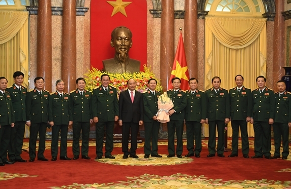 Chủ tịch nước Nguyễn Xuân Phúc và lãnh đạo các ban, bộ, ngành Trung ương chúc mừng Thượng tướng Nguyễn Tân Cương. 