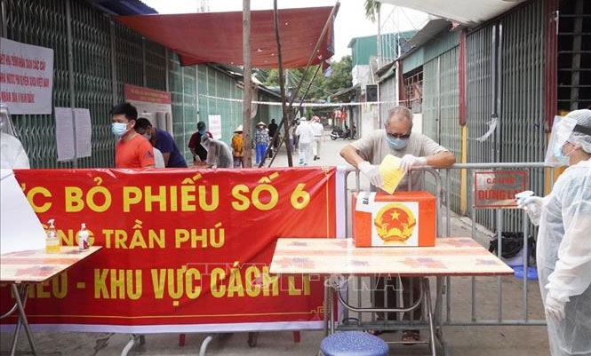 Cử tri đi bầu cử tại khu vực phong tỏa Gốc Mít, phường Trần Phú, thành phố Hải Dương. Ảnh: TTXVN