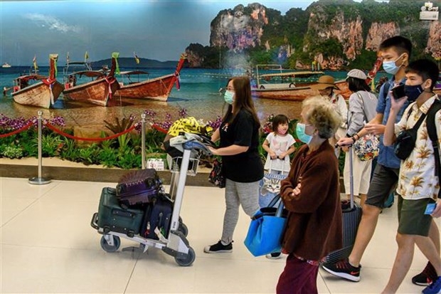 Khách du lịch tới sân bay quốc tế Phuket, Thái Lan năm 2020. (Ảnh: AFP/TTXVN)