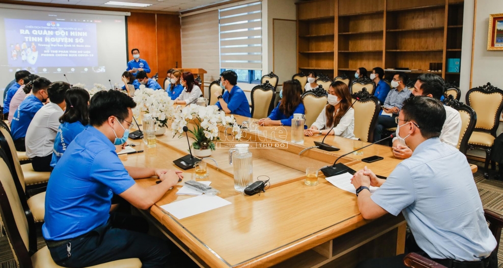 Phó bí thư Thành đoàn Hà Nội Trần Quang Hưng chia sẻ với các thành viên Phó bí thư Thành đoàn Hà Nội Trần Quang Hưng chia sẻ với các thành viên