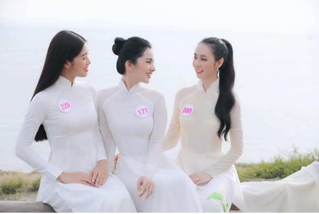 Cẩm Đan tung ảnh diện áo dài trắng cùng dàn người đẹp Hoa hậu Việt Nam ảnh 6